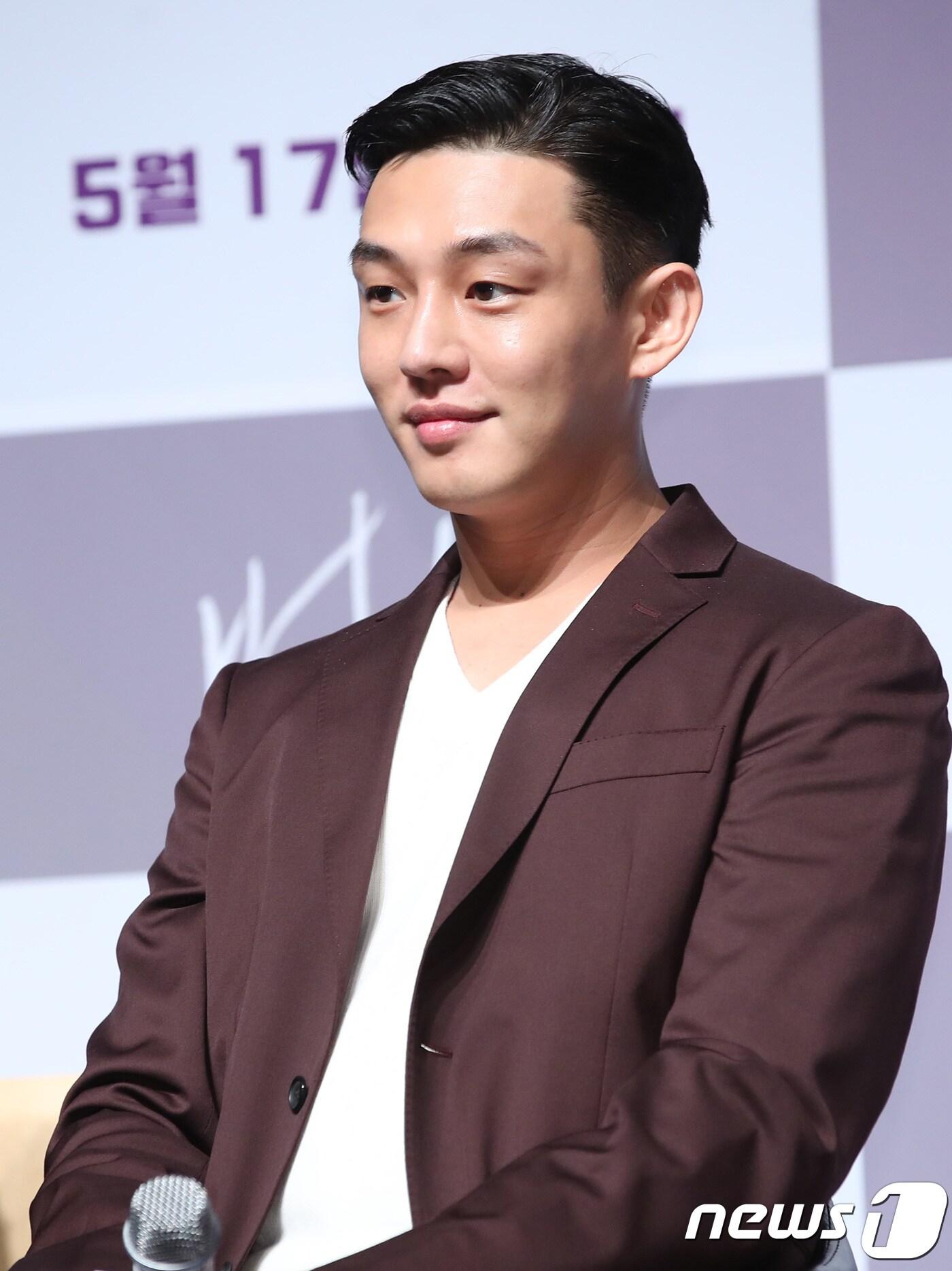 본문 이미지 - 배우 유아인이 24일 오전 서울 압구정cgv에서 열린 영화 ‘버닝’(감독 이창동) 제작보고회에 참석해 매력을 발산하고 있다. '버닝'은 유통회사 알바생 종수(유아인)가 어릴 적 동네 친구 해미(전종서)를 만나고, 그에게 정체불명의 남자 벤(스티븐 연)을 소개 받으면서 벌어지는 비밀스럽고도 강렬한 이야기를 그렸다. 2018.4.14./뉴스1 ⓒ News1 권현진 기자