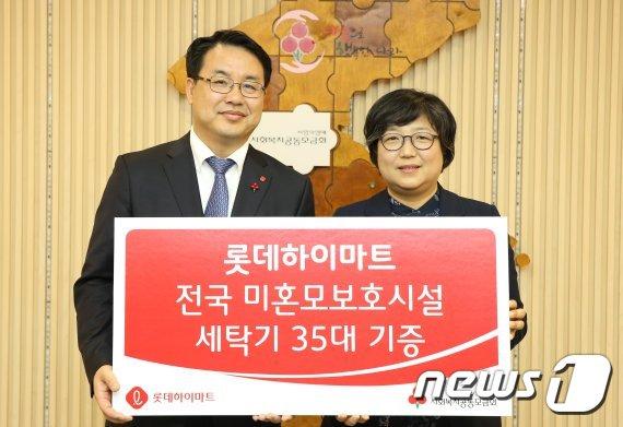 본문 이미지 - 24일 서울 중구 사랑의열매회관에서 조준석 롯데하이마트 상품개발부문장(왼쪽)과 김연순 사회복지공동모금회 사무총장이 기증식을 열고 기념촬영을 하고 있다.ⓒ News1