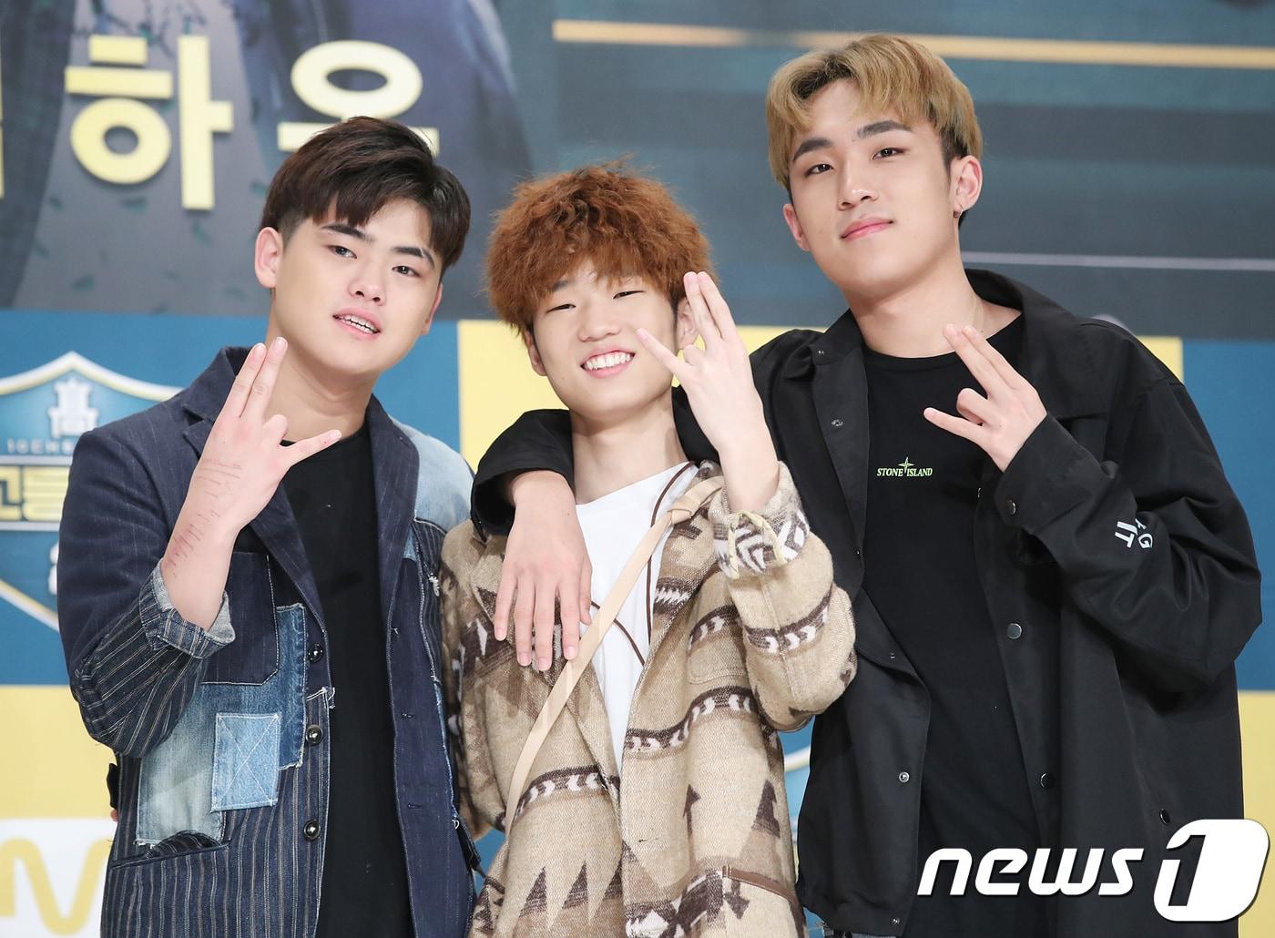 본문 이미지 - 이병재(왼쪽부터), 김하온, 이로한이 24일 오후 서울 영등포 타임스퀘어에서 열린 국내 최초 고교 랩 대항전 Ment ‘고등래퍼2’ TOP3 기자간담회에 참석해 포즈를 취하고 있다. 2018.4.24./뉴스1 ⓒ News1 권현진 기자