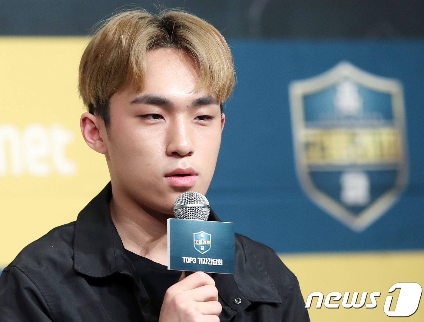 본문 이미지 - 이로한이 24일 오후 서울 영등포 타임스퀘어에서 열린 국내 최초 고교 랩 대항전 Ment ‘고등래퍼2’ TOP3 기자간담회에 참석해 취재진 질문에 답하고 있다. 2018.4.24./뉴스1 ⓒ News1 권현진 기자