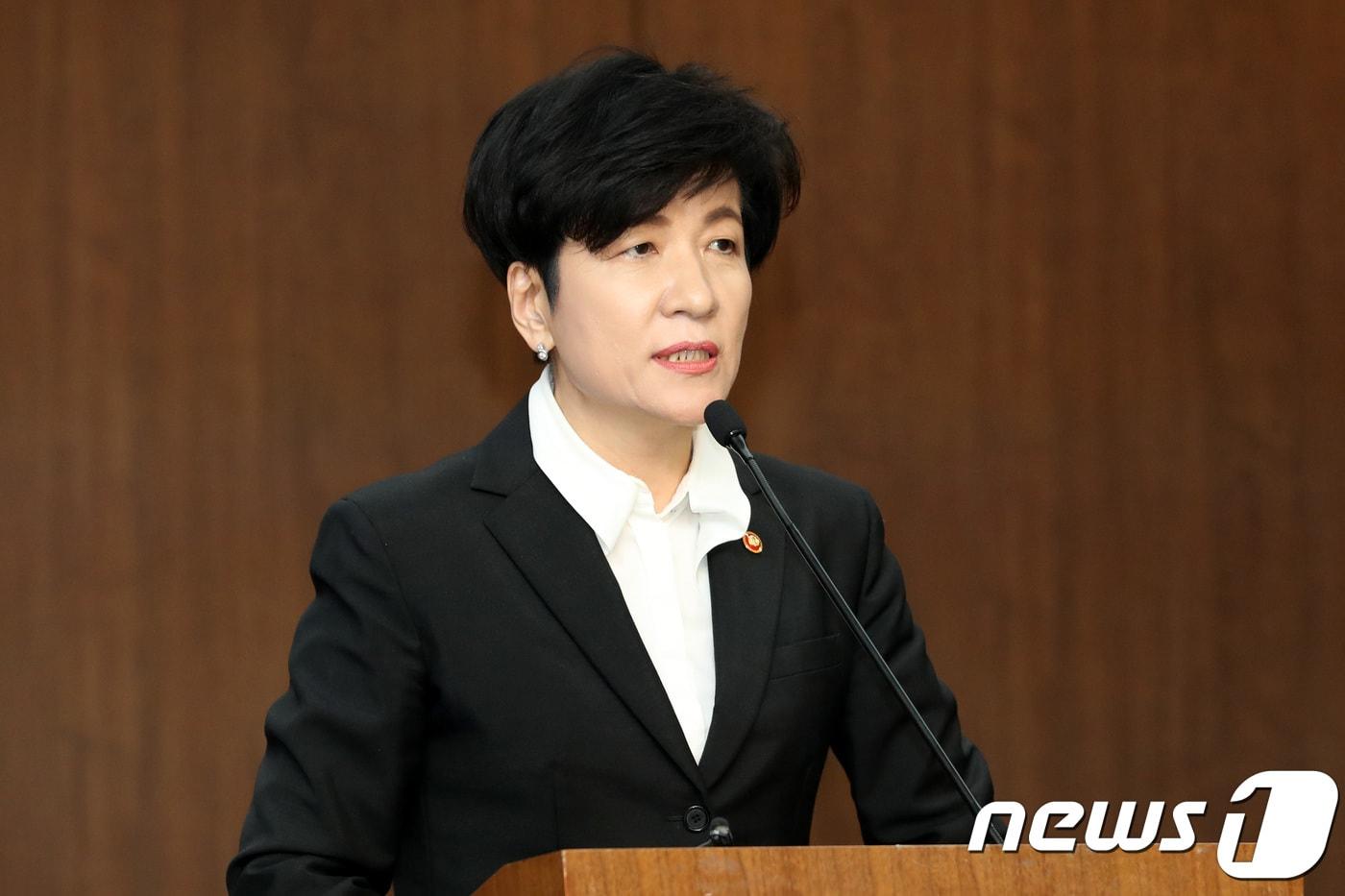 본문 이미지 - 김영주 고용노동부 장관이 24일 오후 서울 중구 은행회관 국제회의실에서 열린 '조선업 중대산업재해 국민참여 조사위원회 공청회'에서 인사말을 하고 있다.. 2018.4.24/뉴스1 ⓒ News1 박지수 기자