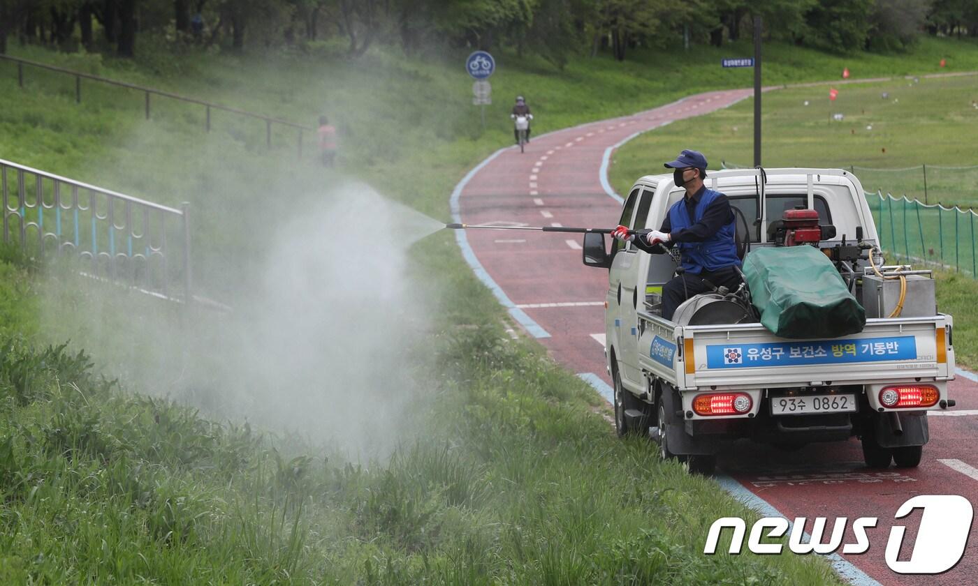 대전 유성구 만년교 인근 하천에서 유성구보건소 방역기동반 직원들이 방역을 하고 있다. 2018.4.24/뉴스1 ⓒ News1 주기철 기자