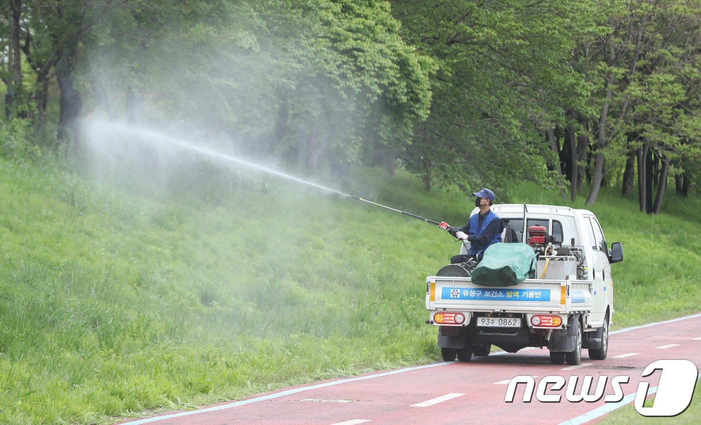 보건소 방역기동반 직원들이 방역을 하고 있는 모습.ⓒ News1 주기철 기자