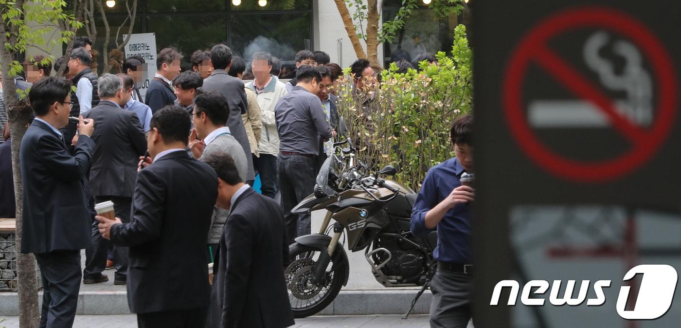 본문 이미지 - 금연과 흡연사이. 2018.4.24/뉴스1 ⓒ News1 허경 기자