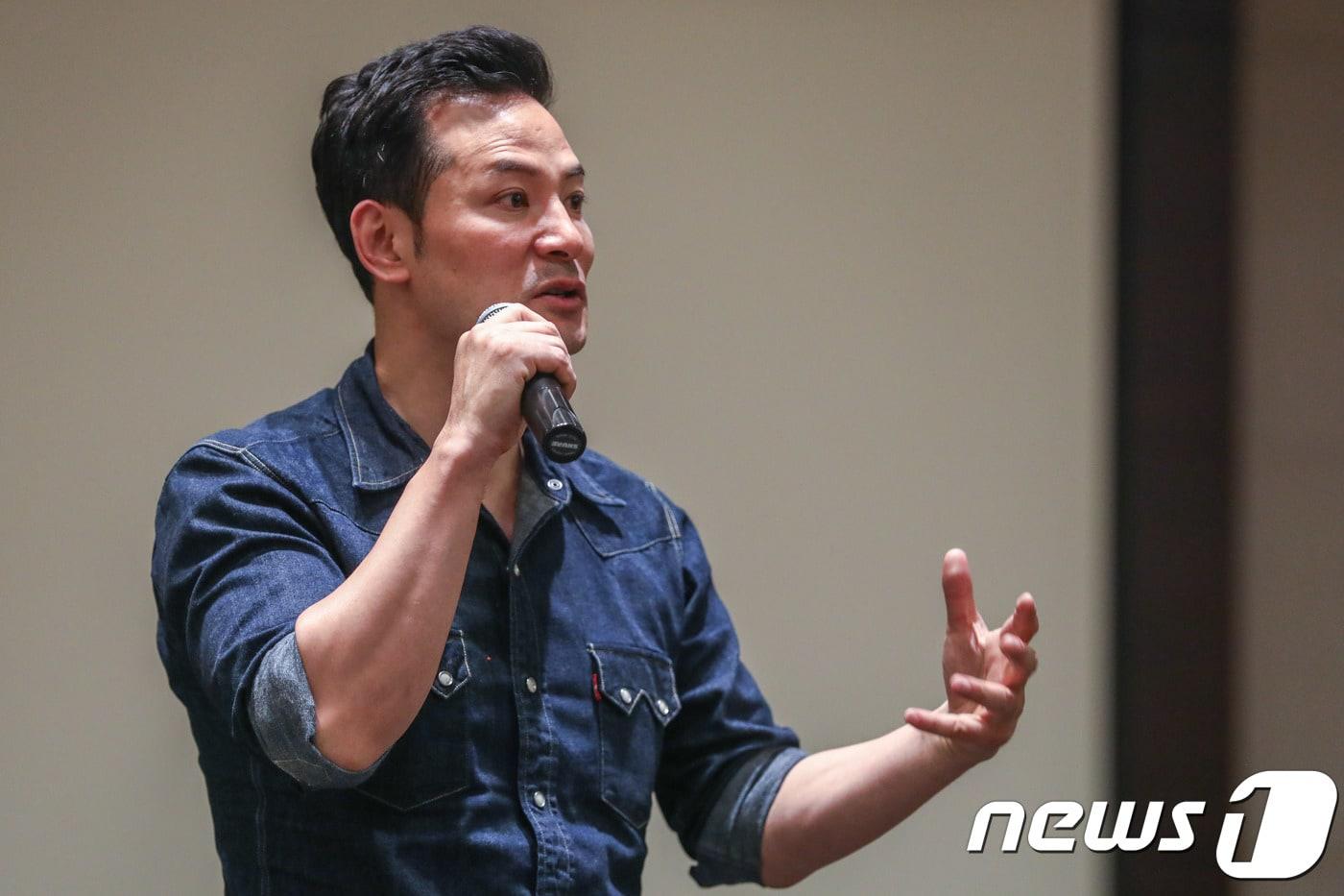 본문 이미지 - 지난 24일 오후 서울 종로구 뉴스1 본사에서 열린 명사 초청 강연회에서 김창옥 휴먼컴퍼니대표가 '유쾌한 소통의 법칙'에 대해 강연하고 있다. 2018.4.24/뉴스1 ⓒ News1 성동훈 기자