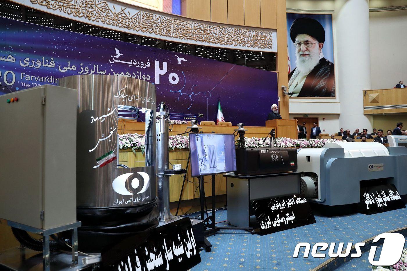 지난 9일(현지시간) 국립 핵기술의 날에서 연설한 하산 로하니 이란 대통령의 사진이 붙어 있는 집무실. ⓒ AFP=뉴스1