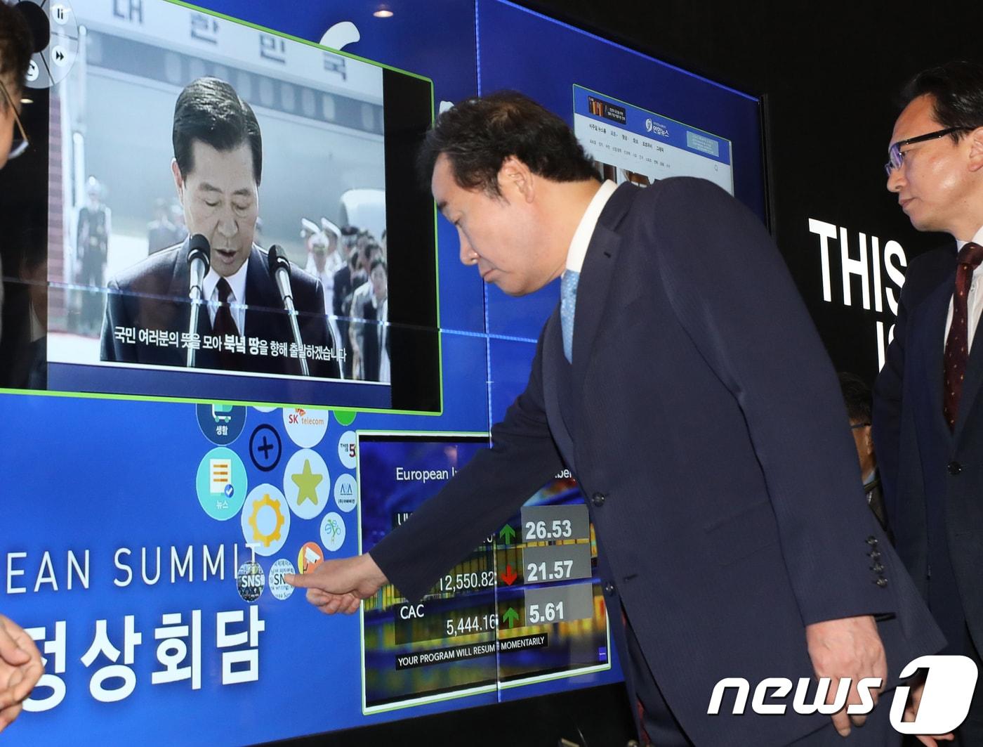 본문 이미지 - 이낙연 국무총리가 25일 경기 고양시 일산서구 킨텍스에 마련된 '2018 남북정상회담 프레스센터'에서 SKT 부스를 찾아 준비상황을 점검하고 있다. 2018.4.25/뉴스1 ⓒ News1 송원영 기자