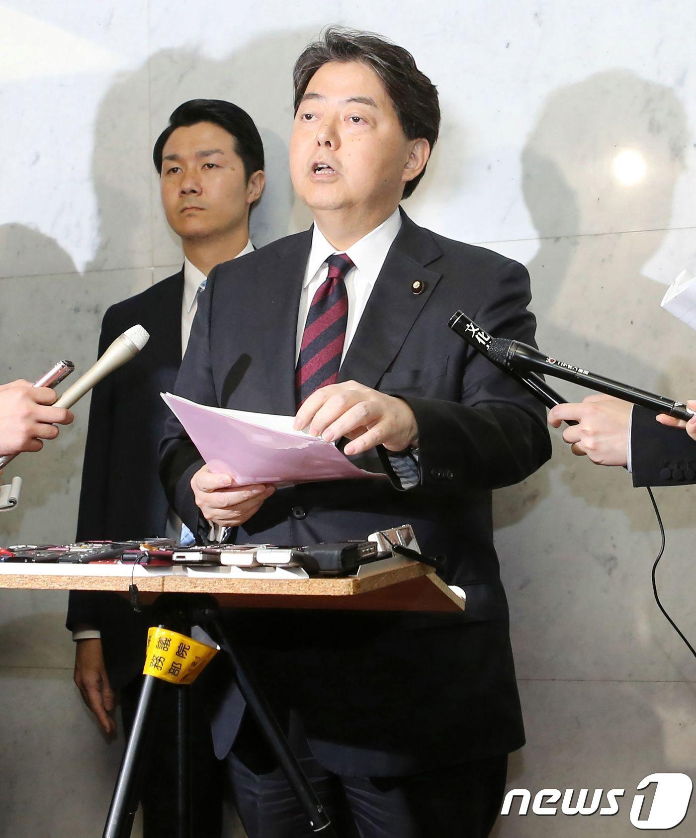 본문 이미지 - 하야시 요시마사(林芳正·57) 문부상이 25일 요가업소 방문과 관련해 기자회견을 하고 있다. ⓒ AFP=뉴스1