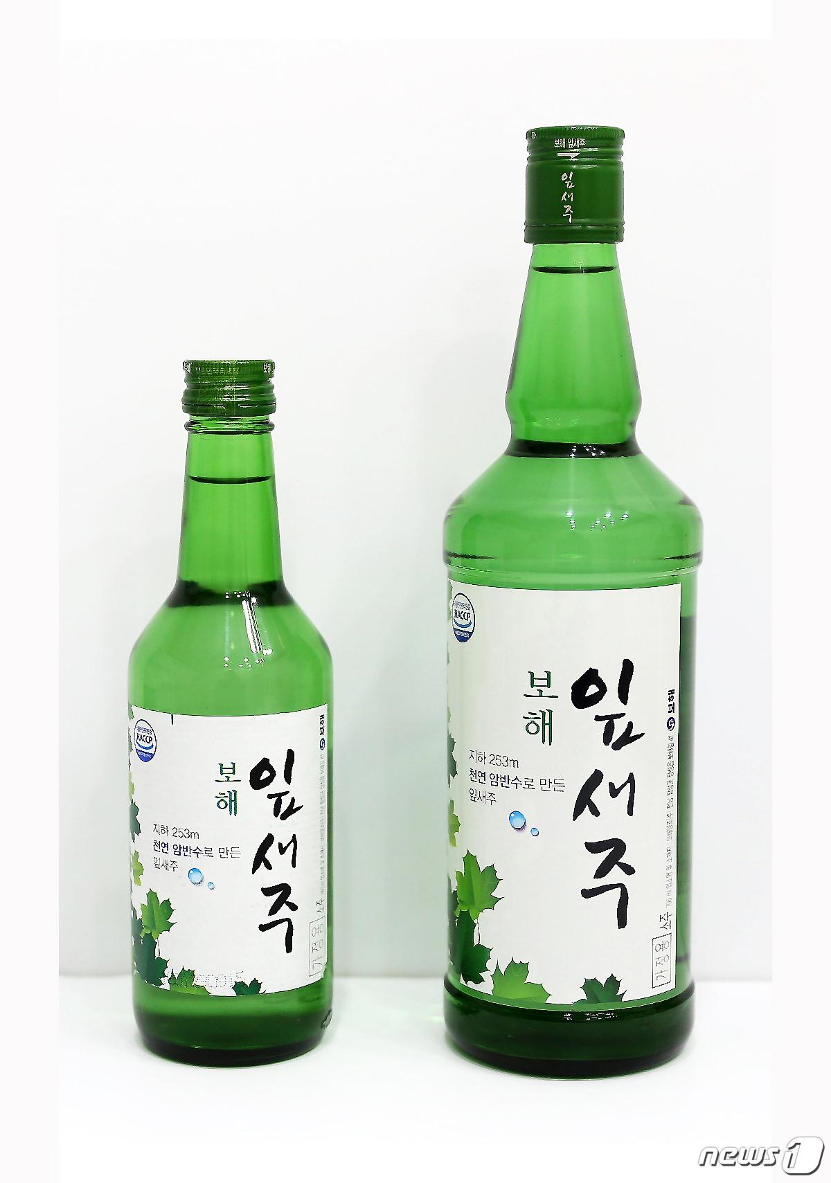 본문 이미지 - 보해양조 잎새주 360ml 제품(왼쪽)과 한정판 대용량 잎새주 700ml 크기 비교 사진.(보해양조 제공)2018.4.25/뉴스1 ⓒ News1 