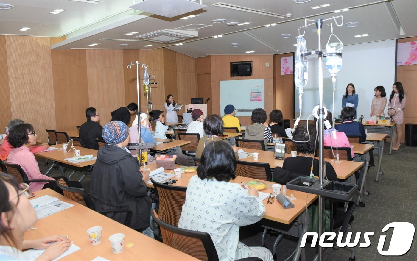 전북대병원이 25일 여성 암환자를 대상으로 외모관리 프로그램을 진행했다.(전북대병원 제공)ⓒ News1