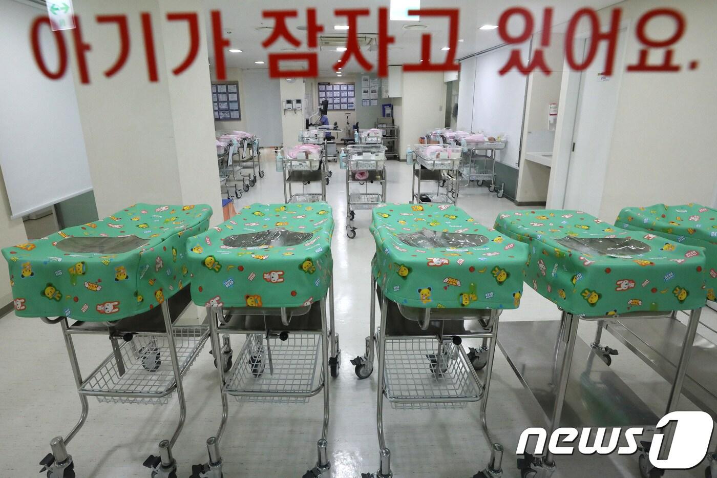 본문 이미지 - 서울 시내의 한 병원 신생아실의 빈 침대 모습. /뉴스1 ⓒ News1 임세영 기자