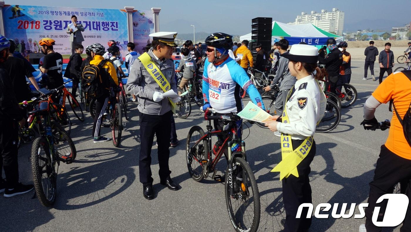 본문 이미지 - 지난 4월 21일 강원 춘천시에서 강원지방 경찰청 직원들이 음주운전에 대한 처벌 및 안전모 착용의무를 규정한 개정 도로교통법 시행 예정에 따라 홍보·계도활동을 펼치고 있다.(강원지방경찰청제공)2018.4.25/뉴스1 ⓒ News1 홍성우 기자