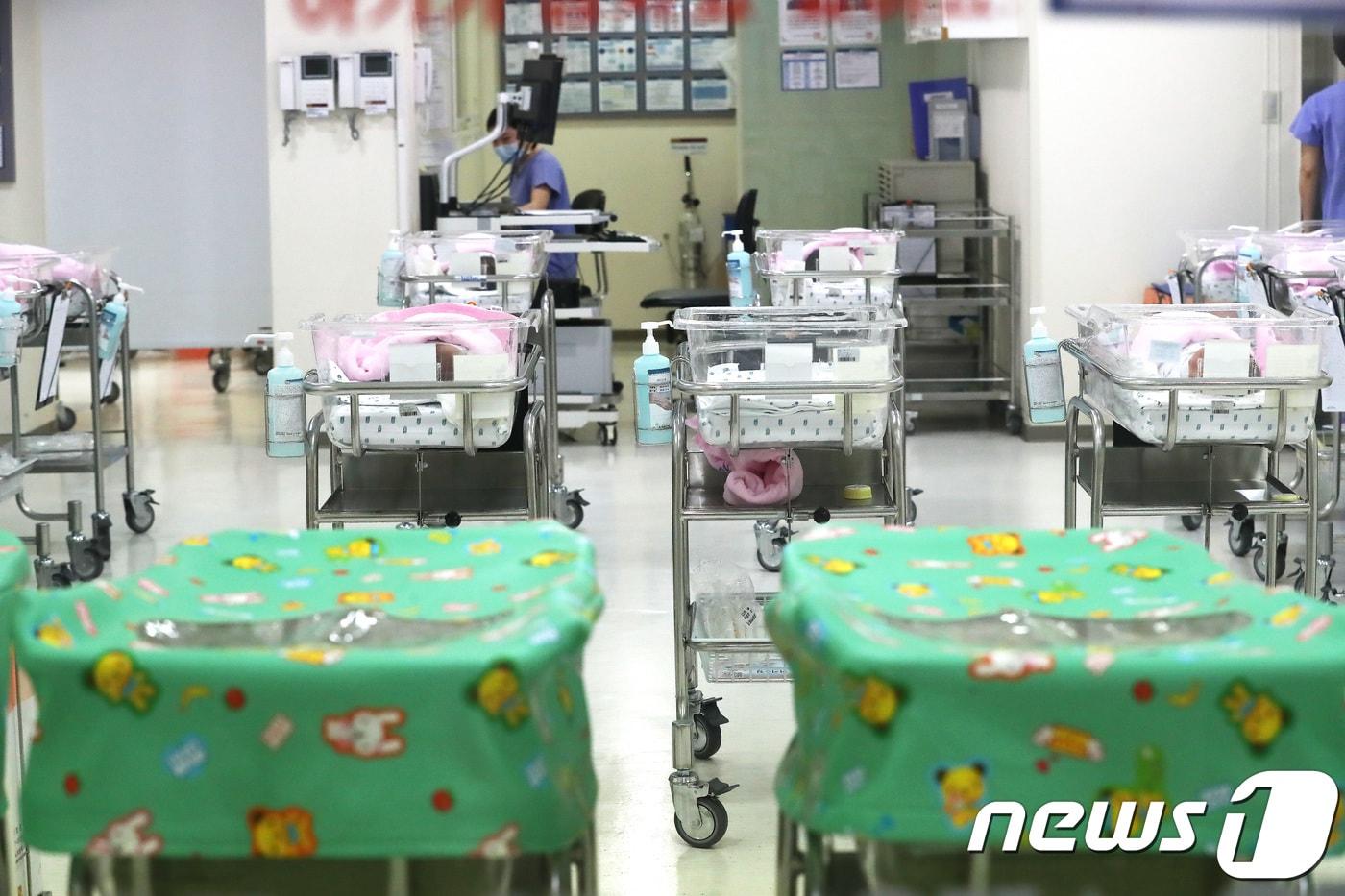 본문 이미지 - 올해 2월 출생아 수가 역대 최저치를 기록했다. 통계청이 25일 발표한 '2월 인구동향'을 보면 2월 출생아 수는 2만7500명으로 지난해 같은 달 대비 9.8%(3000명) 감소했다. 사진은 이날 서울 시내의 한 병원 신생아실의 빈 아기침대. 2018.4.25/뉴스1 ⓒ News1 임세영 기자