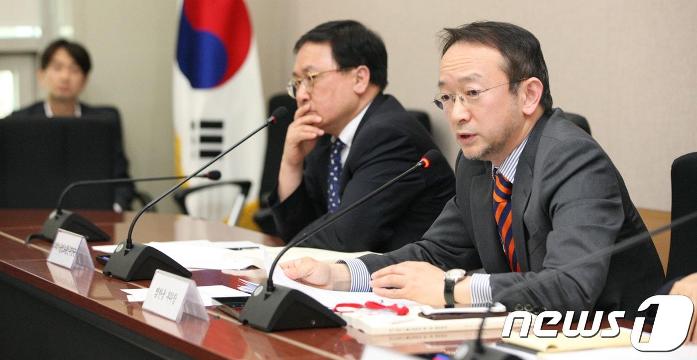 본문 이미지 - 염한웅 국가과학기술자문회의 부의장이 25일 오후 서울 종로구 정부서울청사 별관 회의실에서 제1회 국가과학기술자문회의 심의회를 주재하고 있다. (과학기술정보통신부 제공) 2018.4.25/뉴스1