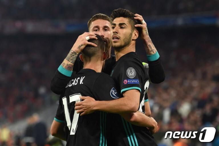 본문 이미지 - 챔피언스리그 3연패에 도전하는 레알 마드리드가 바이에른 뮌헨과의 4강 1차전에서 2-1 역전승을 거뒀다. ⓒ AFP=News1