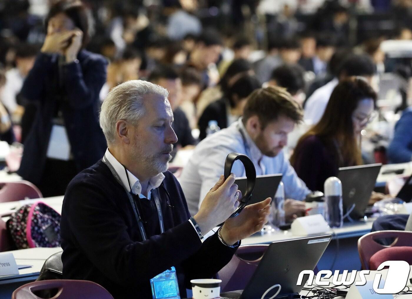 본문 이미지 - 남북정상회담을 하루 앞둔 26일 경기 고양시 일산서구 킨텍스에 마련된 '2018 남북정상회담 프레스센터'에 많은 내외신 기자들이 모여 기사를 송고하고 있다. 2018.4.25/뉴스1 ⓒ News1 송원영 기자