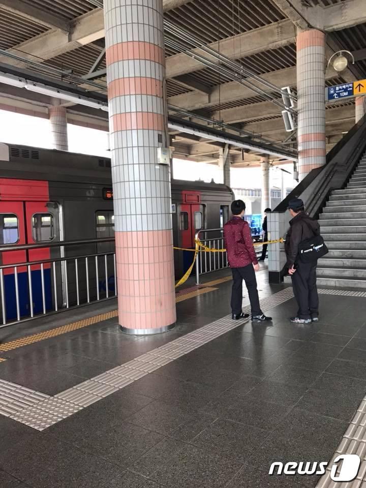 본문 이미지 - 26일 오후 12시45분쯤 서울 구로구 지하철 1호선 오류동역에서 젊은 여성이 선로로 투신해 열차 운행이 중지됐다. 코레일에 따르면 이 사고로 열차 운행이 약 10분간 지연되다가 오후 12시55분쯤 재개됐다. 경찰은 승강장 폐쇄회로(CC)TV 분석과 목격자 진술을 확보해 사망 원인 등을 조사할 계획이다. (독자 안주현씨 제공) ⓒ News1 황덕현 기자