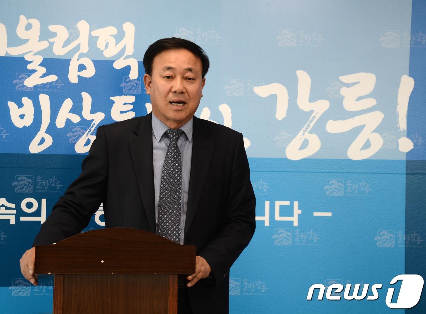 본문 이미지 - 태인 법률사무소 조광덕 사무관이 26일 강원 강릉시청 브리핑 룸에서 항공소음 피해 배상금 미지급 반박 기자회견장에서 발언하고 있다. 2018.4.26/뉴스1 ⓒ News1 최석환 기자