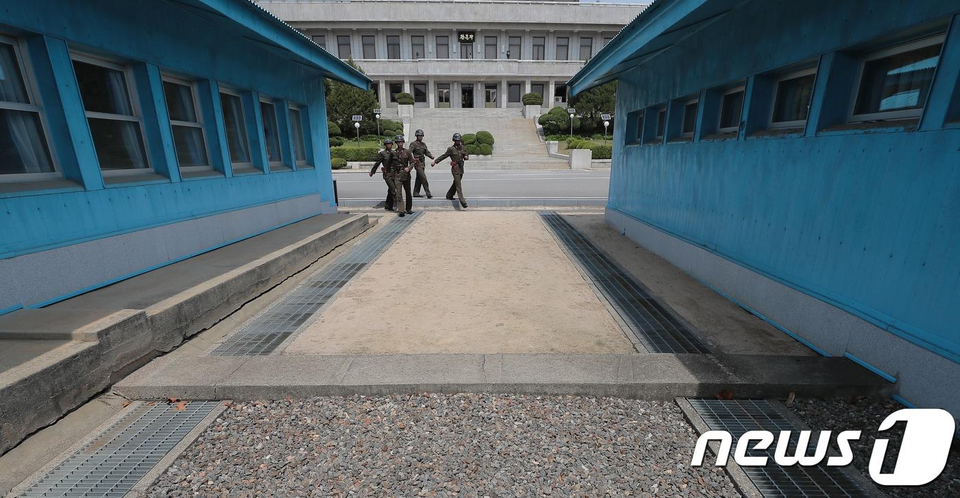 남북정상회담을 하루 앞둔 26일 경기도 파주 판문점에서 남북 군인들이 경계근무를 서고 있다. 2018.4.26/뉴스1 ⓒ News1 한국공동사진기자단