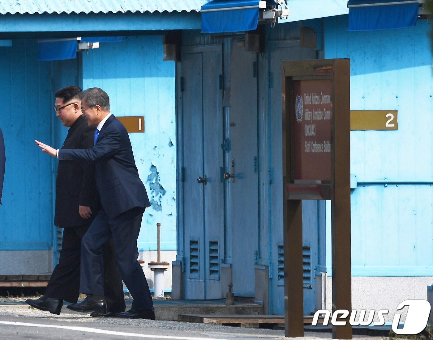 본문 이미지 - 문재인 대통령과 김정은 북한 국무위원장이 27일 오전 판문점에서 만나 인사를 나눈 후 공식 환영식장으로 이동하고 있다.2018.4.27/뉴스1 ⓒ News1 한국공동사진기자단