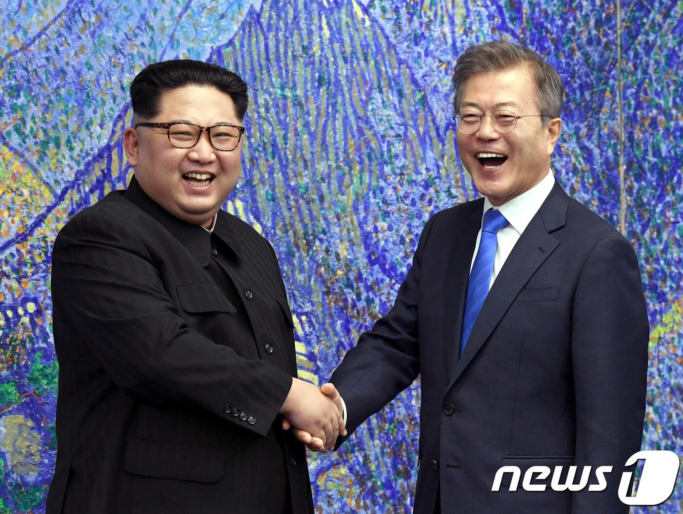 본문 이미지 - 지난 2018년 4.27 남북정상회담 당시 문재인 대통령과 김정은 북한 국무위원장이 판문점 평화의 집 금강산 그림 앞에서 악수하며 밝게 웃고 있다. 2018.4.27/뉴스1 ⓒ News1 한국공동사진기자단