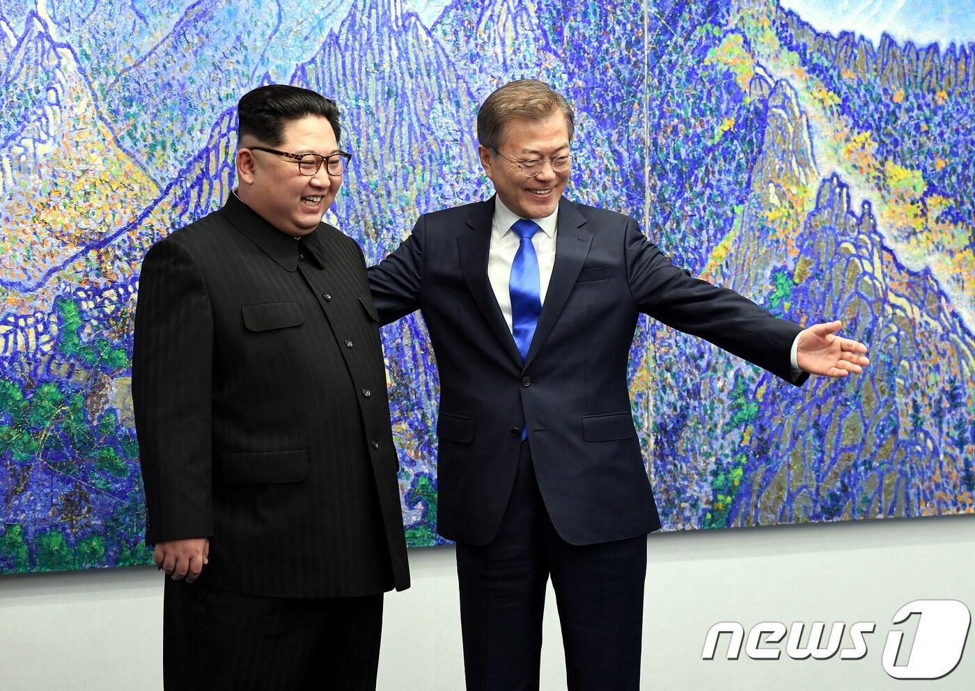 문재인 대통령이 27일 오전 판문점 평화의 집 2층 회담장에서 열린 남북정상회담에서 기념촬영이 끝난 뒤 김정은 위원장 자리를 안내하고 있다. ⓒ News1 한국공동사진기자단