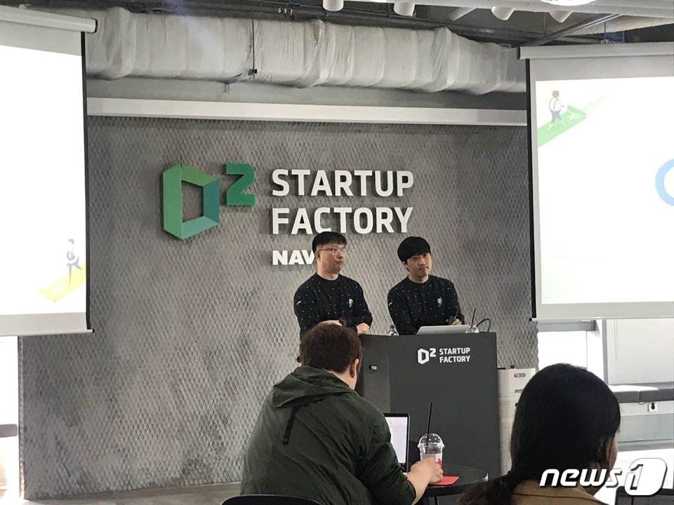 본문 이미지 - 27일 서울 강남구에 위치한 D2 스타트업팩토리에서 '네이버 테크 포럼'이 개최됐다. 사진은 김준석 네이버 파파고 리더(왼쪽)과 신중휘 네이버 테크리더가 포럼을 진행하고 있는 모습. ⓒ News1