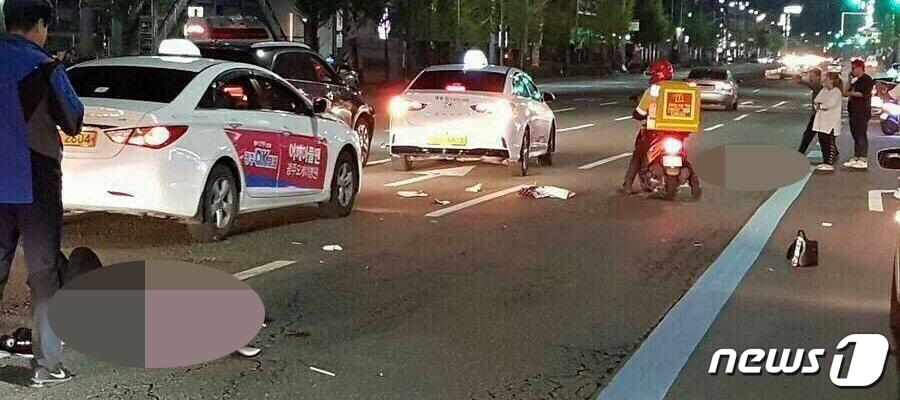 본문 이미지 - 지난 20일 오전 00시 50분쯤 광주 서구 쌍촌동 모 교회 앞 왕복 9차선 도로에서 A씨가 차를 몰다가 무단횡단을 하던 대학생 B씨(23·여)와 C씨(23·여)를 친 사고가 발생했다. 이 사고로 B씨는 지난 25일 숨졌으며, C씨는 병원에서 치료를 받고 있다.사진은 사고 당시 현장 모습.(독자 제공) 2018.4.27/뉴스1 ⓒ News1