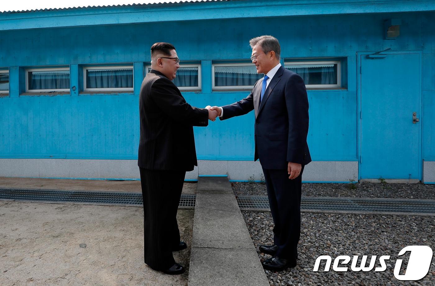 문재인 대통령과 김정은 북한 국무위원장이 27일 오전 남북정상회담이 열리는 판문점 군사분계선에서 만나 악수하고 있다.2018.4.27/뉴스1 ⓒ News1 한국공동사진기자단