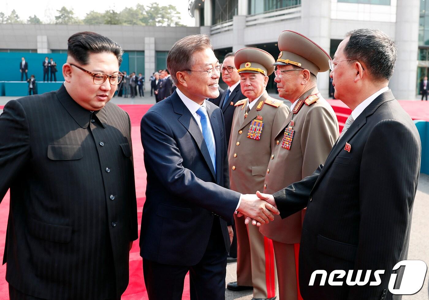문재인 대통령이 김정은 국무위원장의 소개로 북측 수행원 리용호 외무상과 악수하고 있다. ⓒ News1 한국공동사진기자단