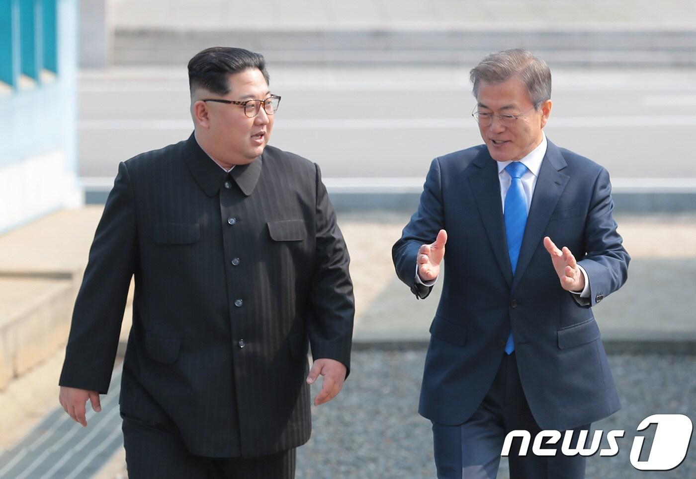 본문 이미지 - 문재인 대통령과 김정은 북한 국무위원장이 27일 오전 판문점 군사분계선(MDL)을 넘으며 대화를 나누고 있다. 남과 북 양 정상은 이날 세계 유일 분단국가의 상징인 판문점에서 한반도 비핵화, 종전 선언을 포함한 평화체제 구축, 남북관계 개선 등 한반도의 운명이 걸린 의제를 논의한다. 2018.4.27/뉴스1 ⓒ News1 한국공동사진기자단