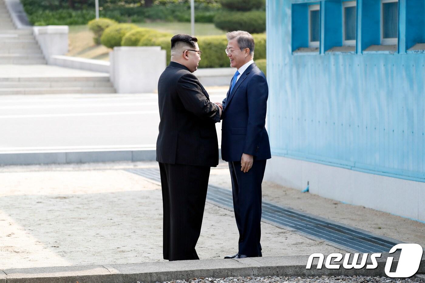 본문 이미지 - 문재인 대통령과 김정은 북한 국무위원장이 지난 2018년 4월27일 판문점에서 군사분계선(MDL)을 넘어 북측 땅에 잠시 들어가 악수하고 있다.  2018.4.27/뉴스1 · ⓒ News1 한국공동사진기자단