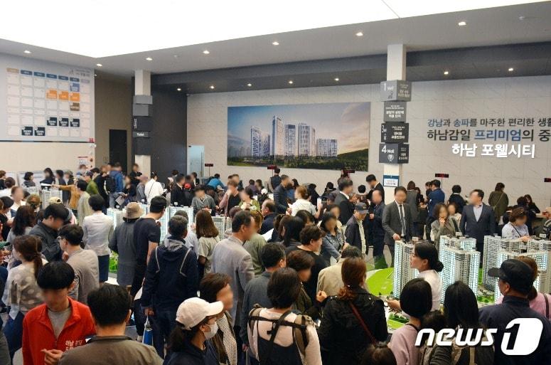 본문 이미지 - 지난주 경기 하남 감일지구에서 분양한 '하남 포웰시티' 모델하우스 내부에 운집한 방문객들의 모습.ⓒ News1