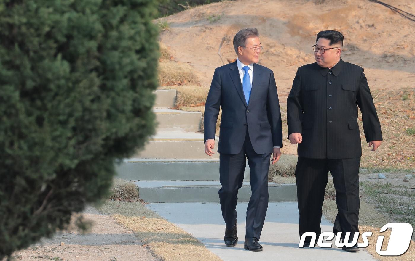 문재인 대통령과 김정은 국무위원장이 27일 오후 판문점 도보다리 산책 회담을 마친 후 평화의 집으로 걸어오고 있다.2018.4.27/뉴스1 ⓒ News1 한국공동사진기자단