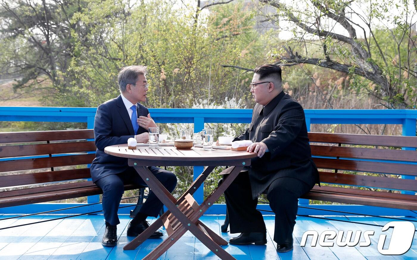 문재인 대통령과 김정은 국무위원장은 공동 식수를 마친 후 군사분계선 표식물이 있는 ‘도보다리’까지 산책을 하며 담소를 나누고 있다. ⓒ News1 한국공동사진기자단