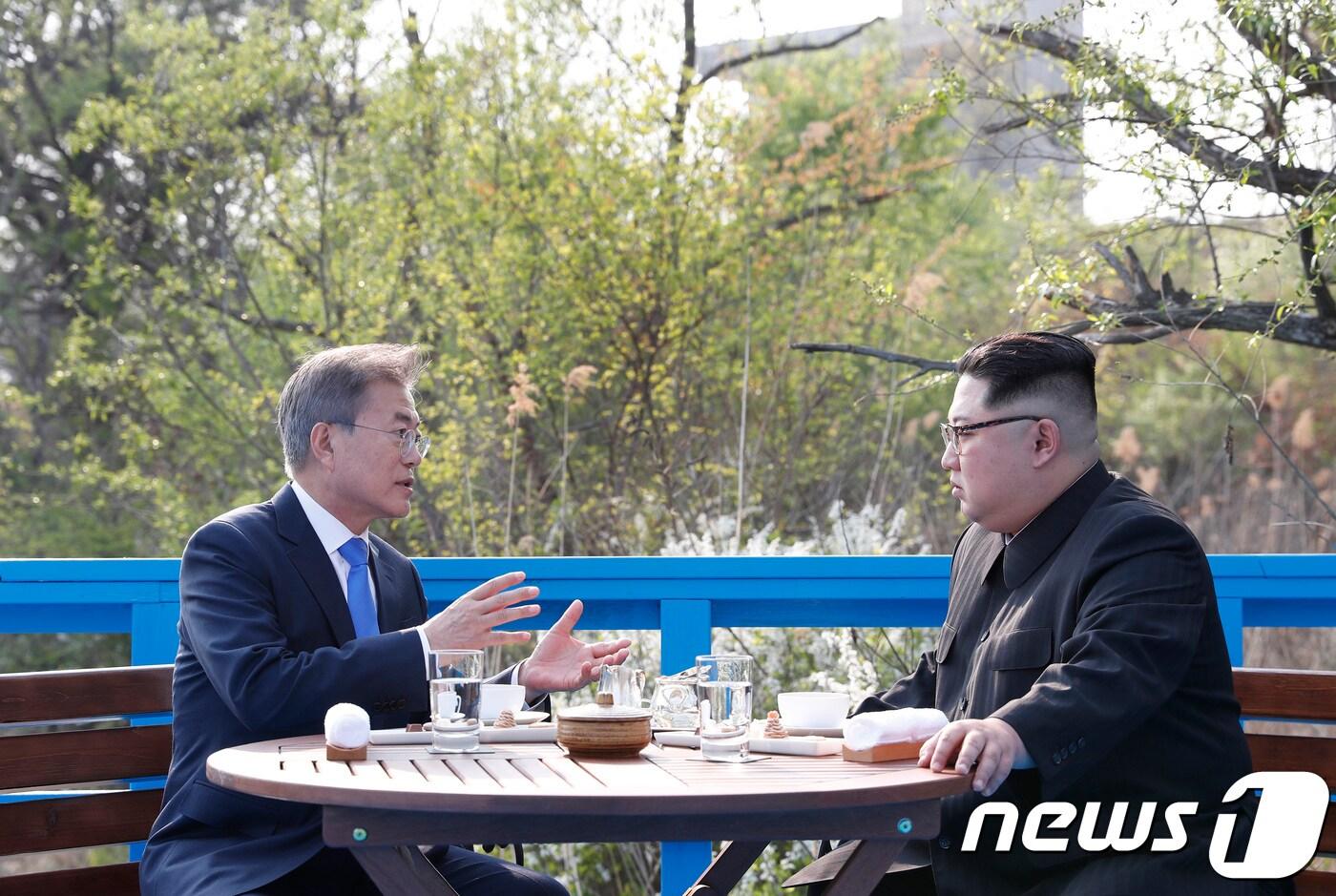 문재인 대통령과 김정은 국무위원장이 공동 식수를 마친 뒤 군사분계선 표식물이 있는 &#39;도보다리&#39;에 도착해 환담을 나누고 있다. 2018.4.27/뉴스1 ⓒ News1 한국공동사진기자단