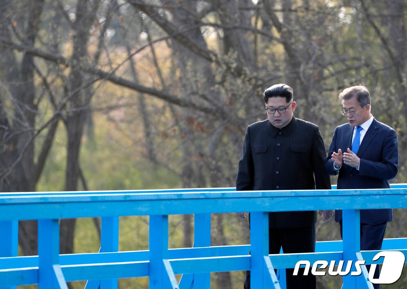 본문 이미지 - 문재인 대통령과 김정은 국무위원장은 공동 식수를 마친 후 군사분계선 표식물이 있는 ‘도보다리’까지 산책을 하며 담소를 나누고 있다. 남과 북 양 정상은 이날 세계 유일 분단국가의 상징인 판문점에서 정상회담을 마치고 '한반도의 평화와 번영, 통일을 위한 판문점 선언'을 발표했다. 2018.4.27/뉴스1 ⓒ News1 한국공동사진기자단