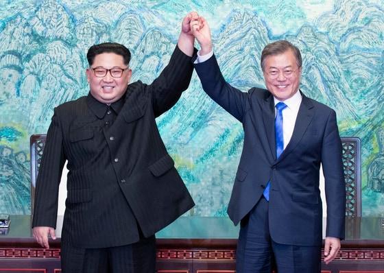 본문 이미지 - 문재인 대통령과 김정은 북한 국무위원장이 27일 판문점 평화의 집에서 '한반도의 평화와 번영, 통일을 위한 판문점 선언' 서명식을 마치고 손을 맞잡고 있다. 2018.4.27/뉴스1 ⓒ News1 한국공동사진기자단