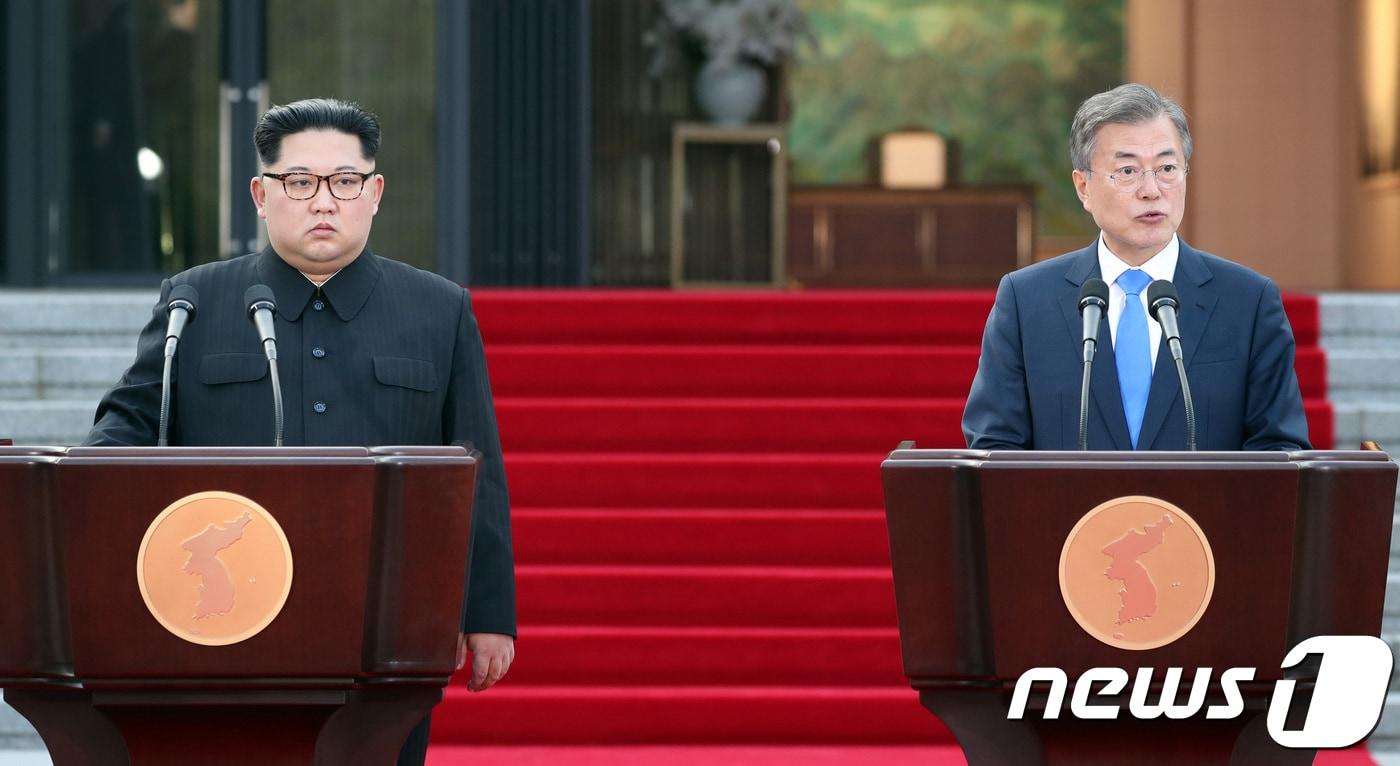 본문 이미지 - 문재인 대통령과 김정은 북한 국무위원장이 27일 오후 판문점 평화의 집 앞에서 남북정상회담을 마치고 '한반도의 평화와 번영, 통일을 위한 판문점 선언'을 발표하고 있다. 남과 북 양 정상은 올해 종전을 선언하고 정전협정을 평화협정으로 전환하기로 했다. 또 완전한 비핵화를 통해 핵 없는 한반도를 실현한다는 공동의 목표를 확인했다. 2018.4.27/뉴스1 ⓒ News1 한국공동사진기자단