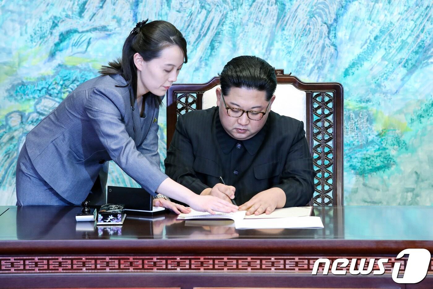 본문 이미지 - 김정은 북한 조선노동당 총비서(오른쪽)과 동생 김여정 당 중앙위 부부장. 2018.4.27/뉴스1 ⓒ News1 한국공동사진기자단