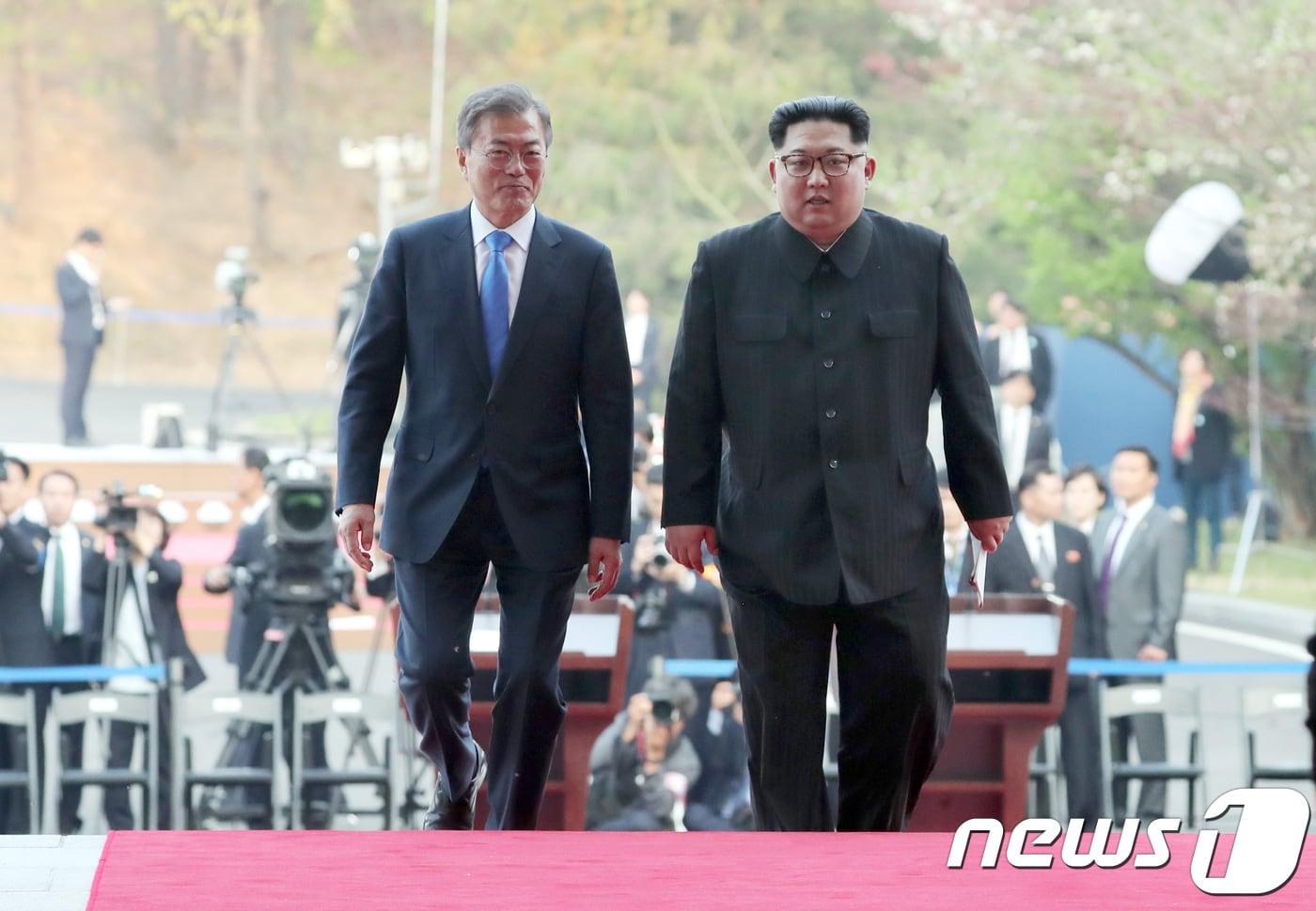 본문 이미지 - 문재인 대통령과 김정은 북한 국무위원장이 지난 4월 27일 오후 판문점 평화의 집 앞에서 남북정상회담을 마치고 '한반도의 평화와 번영, 통일을 위한 판문점 선언'을 발표한 뒤 이동하고 있다. (뉴스1 DB)