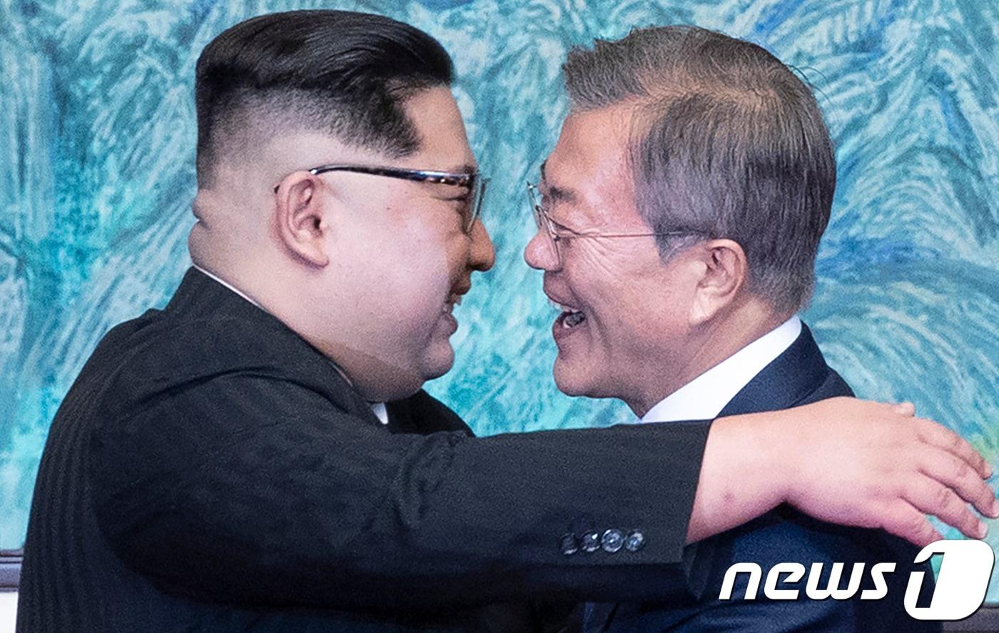 문재인 대통령과 김정은 북한 국무위원장이 지난 2018년 4월 27일 오후 판문점 평화의집에서 '한반도의 평화와 번영, 통일을 위한 판문점 선언' 서명식을 마치고 포옹을 하고 있다. 2018.4.27/뉴스1 ⓒ News1 한국공동사진기자단