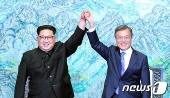 본문 이미지 - 문재인 대통령과 김정은 북한 국무위원장이 27일 판문점 평화의 집에서 열린 '한반도의 평화와 번영, 통일을 위한 판문점 선언' 서명식에서 선언문에 서명한 후 손을 맞잡고 들어보이고 있다. 2018.4.27/뉴스1 ⓒ News1 한국공동사진기자단