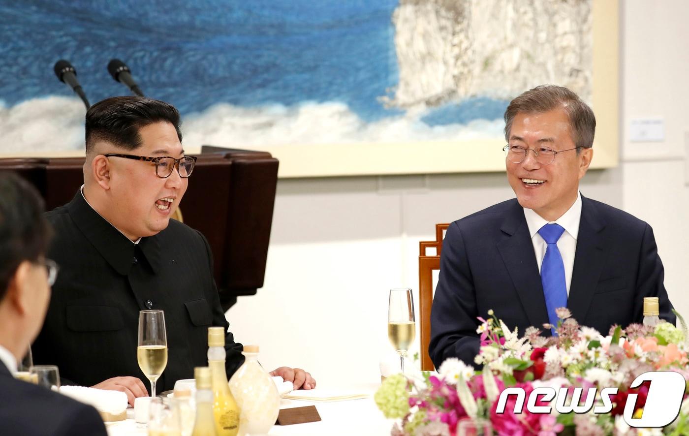 문재인 대통령과 김정은 북한 국무위원장이 27일 오후 판문점에서 열린 만찬에서 웃고 있다. 만찬에 앞서 남북 정상은 '한반도의 평화와 번영, 통일을 위한 판문점 선언'을 했다. 2018.4.27/뉴스1 ⓒ News1 한국공동사진기자단
