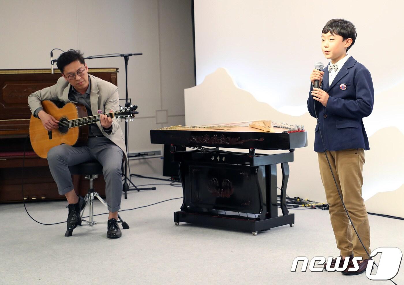 본문 이미지 - 27일 오후 판문점 평화의 집에서 열린 환영만찬에서 제주소년 오연준 군이 '고향의 봄'을 부르고 있다. 만찬에 앞서 남북 정상은 '한반도의 평화와 번영, 통일을 위한 판문점 선언'을 했다. 2018.4.27/뉴스1 ⓒ News1 한국공동사진기자단