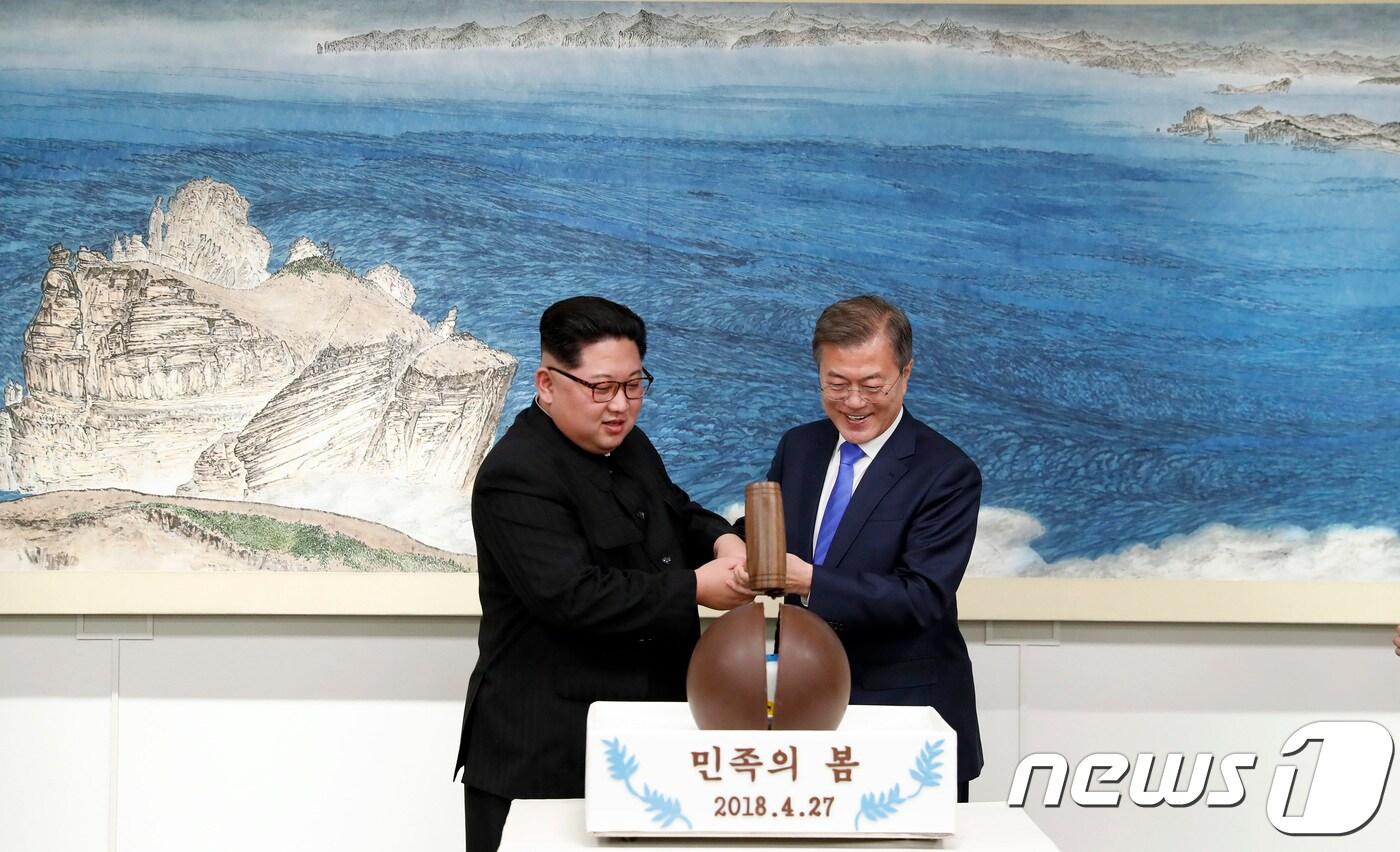 문재인 대통령과 김정은 국무위원장이 27일 오후 판문점 평화의집에서 열린 만찬에서 디저트인 초콜릿 원형돔 ‘민족의 봄’을 깨트리고 있다.  2018.4.27/뉴스1 ⓒ News1 한국공동사진기자단