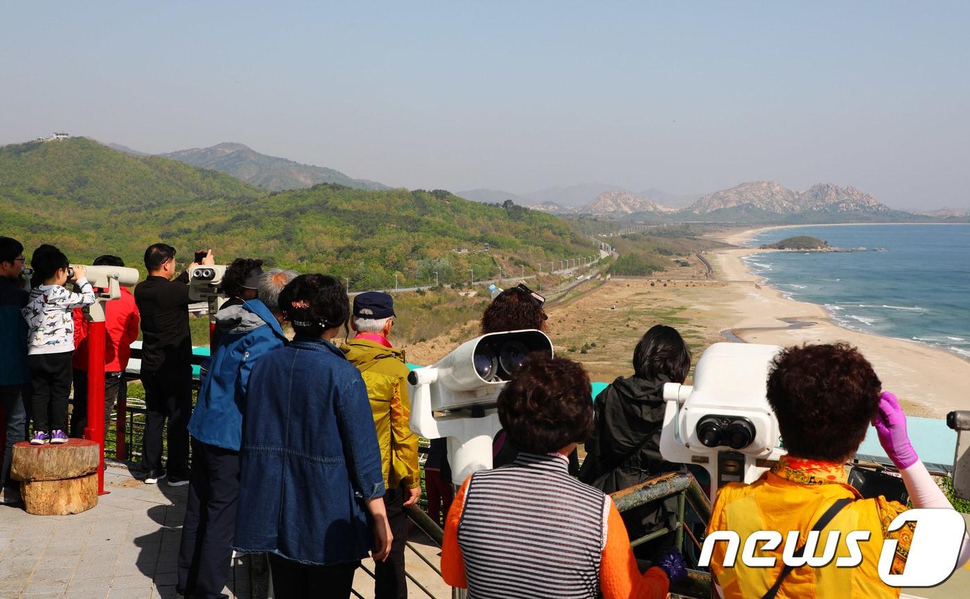 본문 이미지 - 남북정상회담 이후 첫 주말을 맞은 28일 강원도 최북단 고성 통일전망대를 찾은 관광객들이 북한지역을 바라보고 있다. 2018.4.28/뉴스1 ⓒ News1 고재교 기자