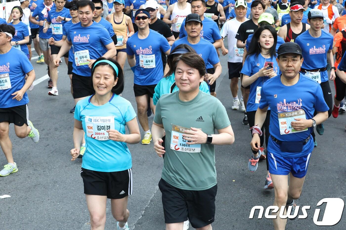 본문 이미지 - 안철수 당시 바른미래당 서울시장 후보와 부인 김미경 교수가 지난 2018년 서울 광화문광장에서 열린 '2018 서울 하프마라톤 대회'에 참가해 힘찬 레이스를 펼치고 있다. 2018.4.29/뉴스1 ⓒ News1 성동훈 기자