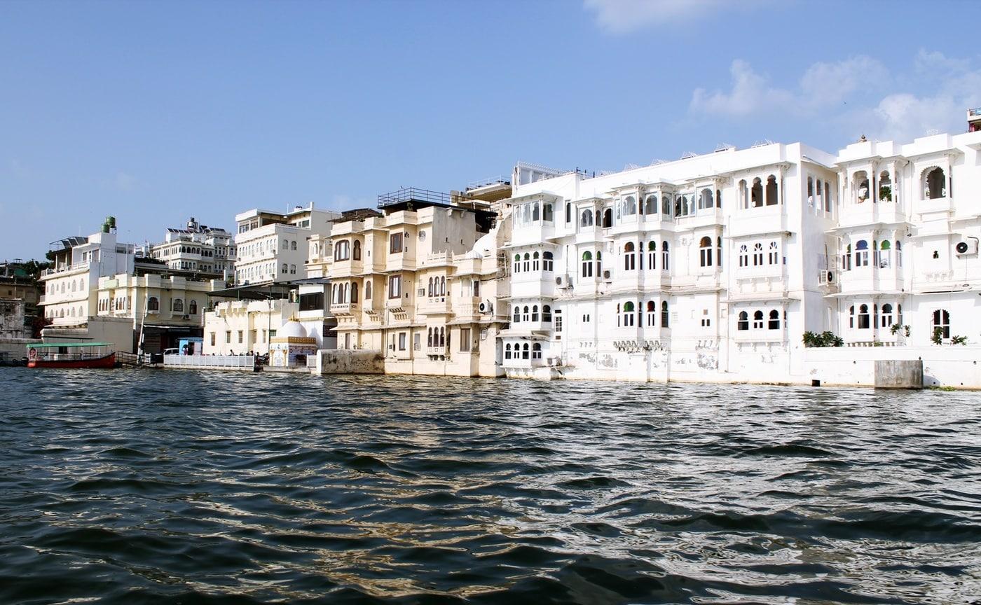 배를 타고 바라본 호수의 도시 '우다이푸르'의 모습ⓒ News1 윤슬빈 기자