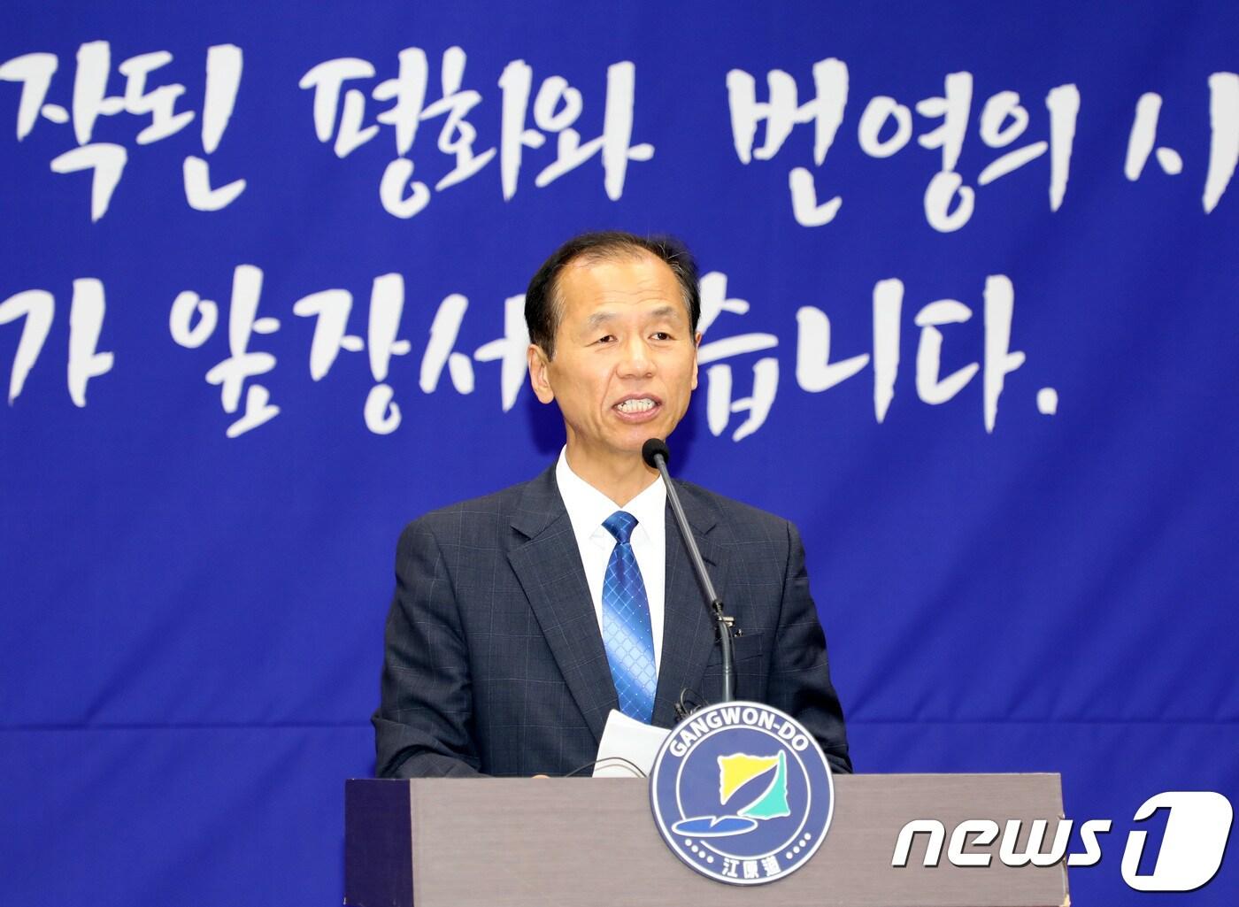 본문 이미지 - 최문순 강원도지사가 29일 오후 강원도청 신관소회의실에서 기자회견을 열고 남북교류협력사업 실행계획 등을 설명하고 있다. 이날 도는 통일시대 대비 교통망 확충, 비무장지대(DMZ) 평화적 이용, 평화특별자치도 기반 조성 등 20개 사업들을 제시했다. 2018.4.29/뉴스1 ⓒ News1 하중천 기자